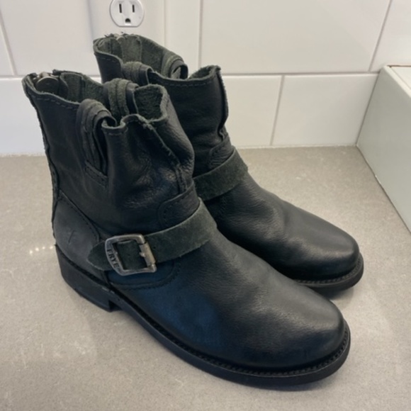 Frye Black Leather Sz 7.5 Vicky Artisan Back Zip Booties-Worn 2x - Picture 2 of 8